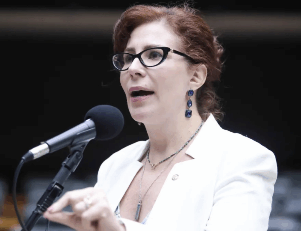 Audiência de extradição de Carla Zambelli é adiada por greve na Itália