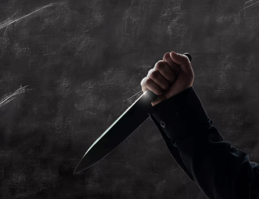 Homem é atacado com golpes de facão em frente a lanchonete em Laguna