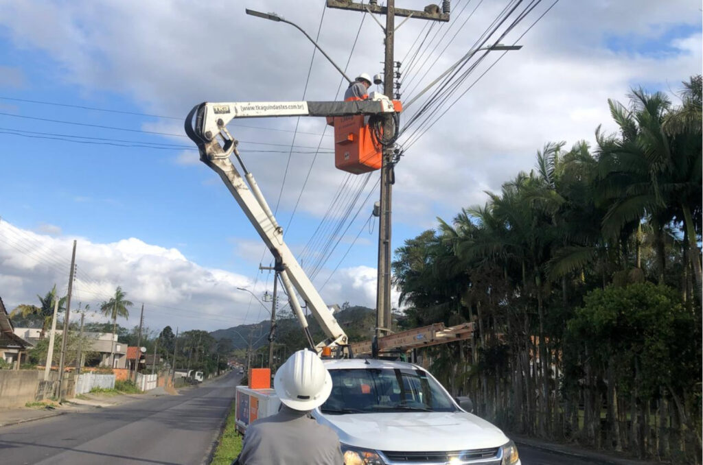 Denúncia aponta irregularidades em contratação da iluminação em Tubarão