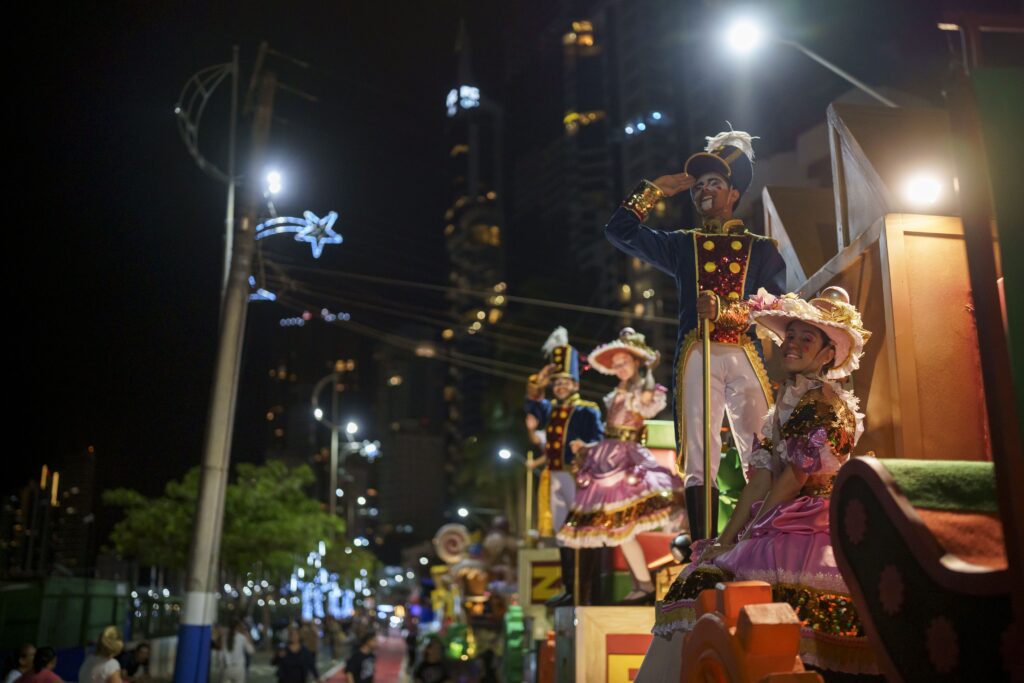 Desfile Minha Noite de Natal anima Avenida Atlântica nesta sexta em Balneário Camboriú
