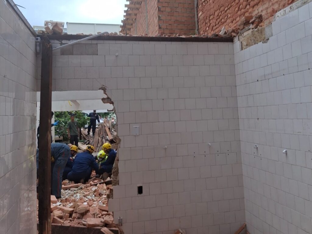 Dois trabalhadores ficam feridos após desabamento durante demolição no Centro de Florianópolis