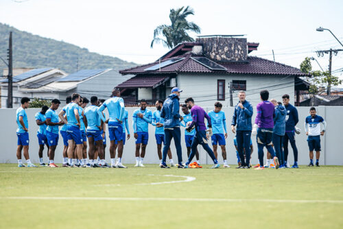 Elenco do Avaí paralisa treinos em protesto por salários atrasados