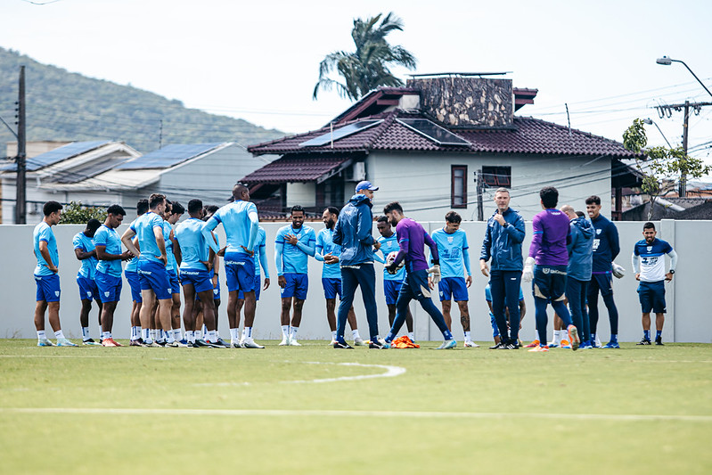 Elenco do Avaí paralisa treinos em protesto por salários atrasados