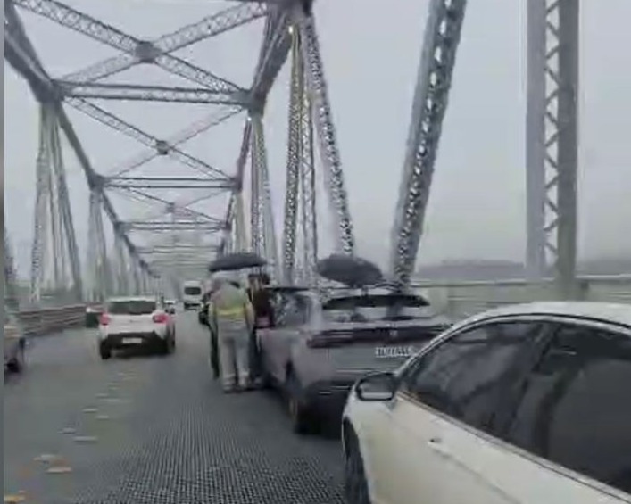 Engavetamento com cinco veículos interrompe tráfego na ponte Hercílio Luz