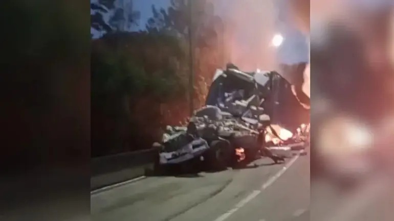 Engavetamento na BR-376 bloqueia rodovia entre Paraná e Santa Catarina