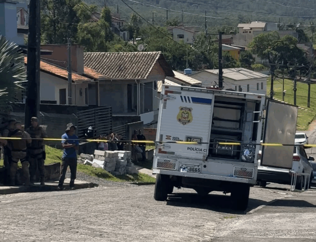 Homem é morto pela Polícia Militar após matar a mãe e irmã em Criciúma