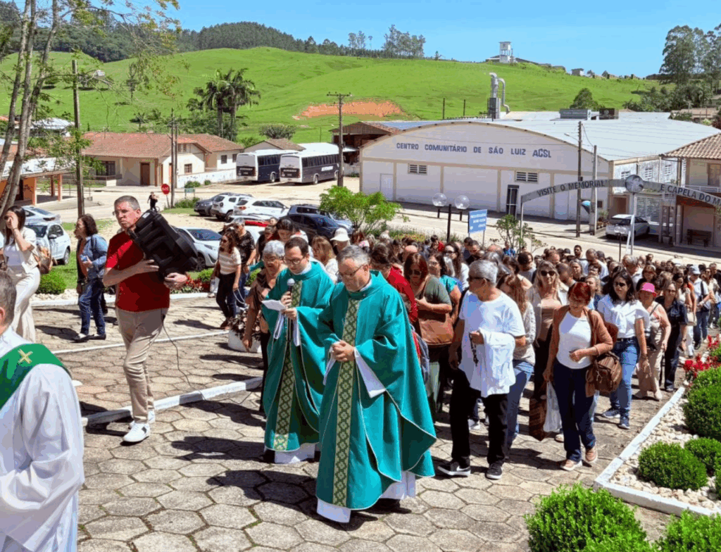 Fiéis participam de peregrinação ao Santuário da Beata Albertina