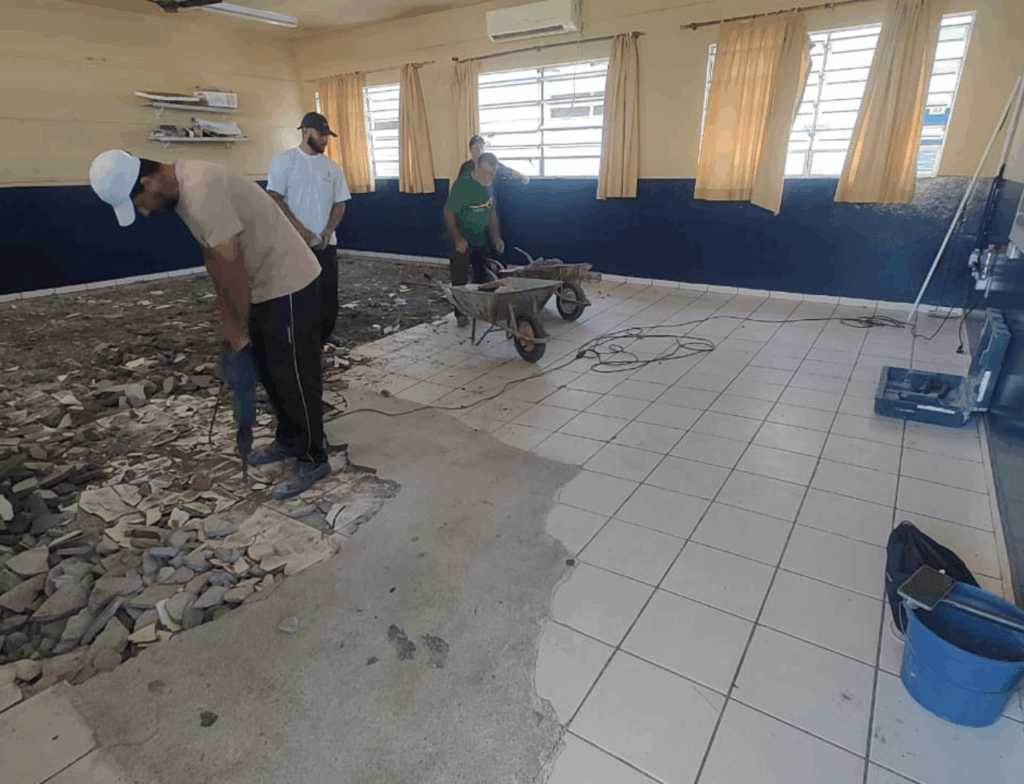 Manutenção em salas da Escola Arino Bressan começa após problemas no piso