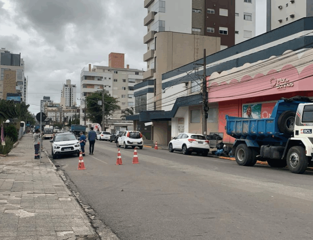 Bloqueio é burlado e atrasa início de obra na Rua Cândido Freire Leão, em Tubarão