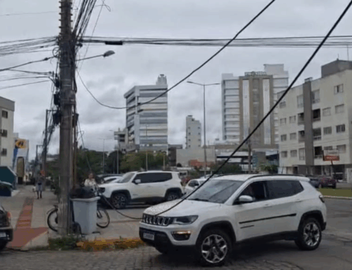Fio caído exige atenção de motoristas no Centro de Tubarão