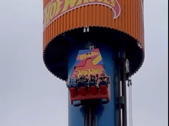 VÍDEO: família fica presa por 20 minutos na Big Drop do Beto Carrero