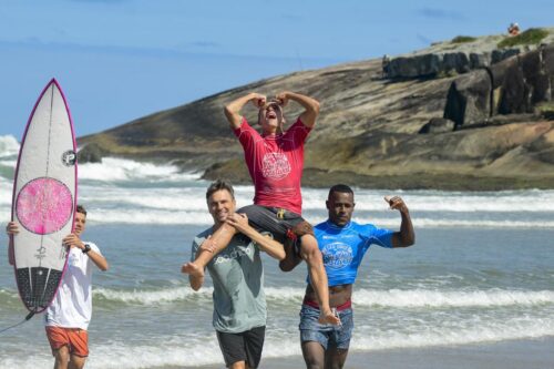 Fininho conquista tricampeonato catarinense histórico no São Chico Surf Festival