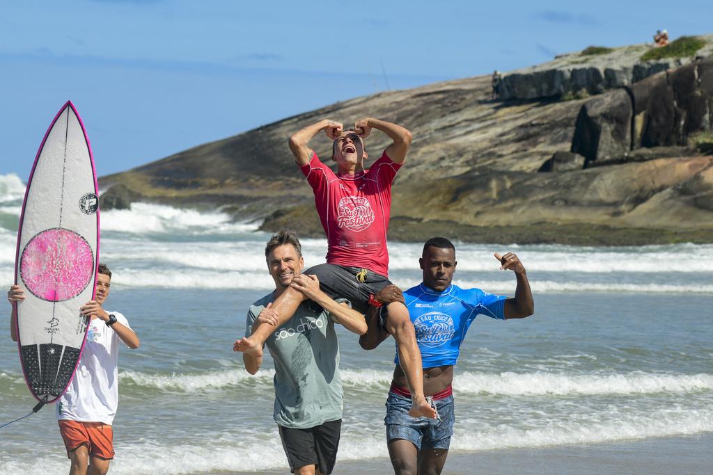 Fininho conquista tricampeonato catarinense histórico no São Chico Surf Festival