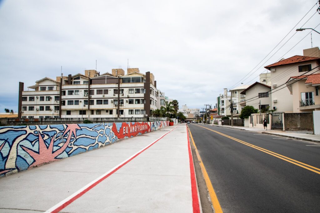 Florianópolis conclui asfaltamento e implanta ciclovia na Rua das Gaivotas, nos Ingleses