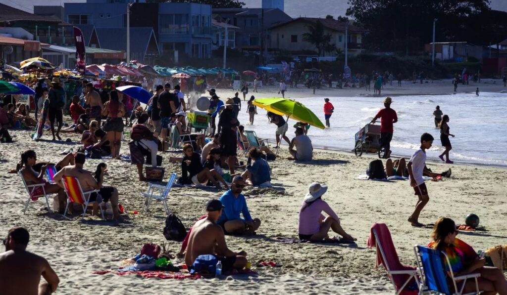 Florianópolis define regras para uso de faixas de areia por bares e restaurantes no verão