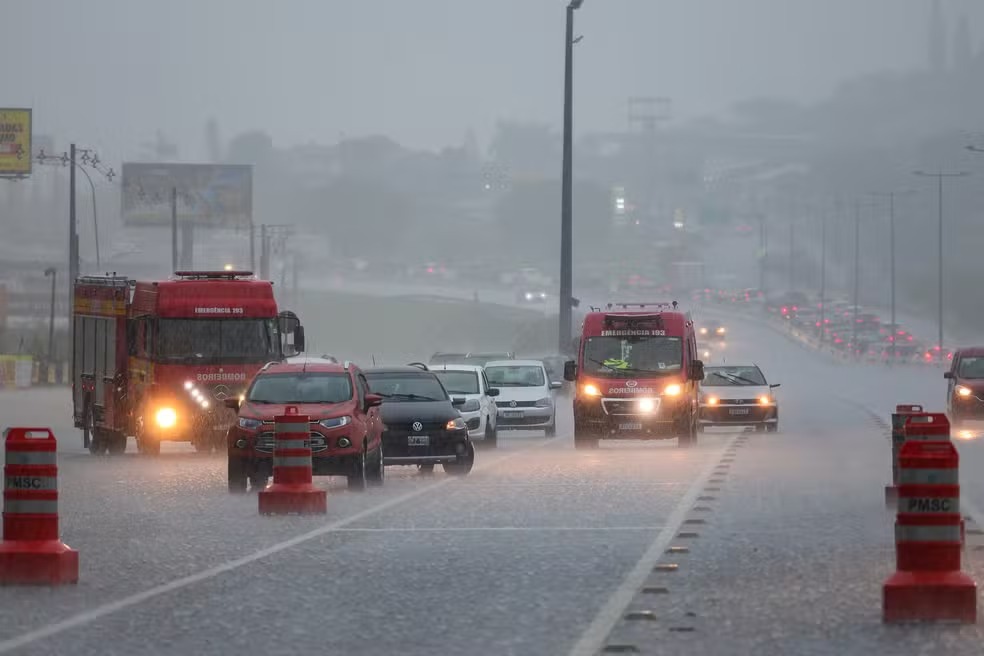 Florianópolis em alerta vermelho para ventos, chuva intensa e mar agitado