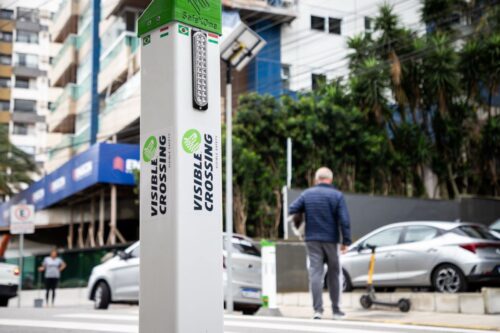 Florianópolis testa sistema europeu para aumentar segurança em faixas de pedestres
