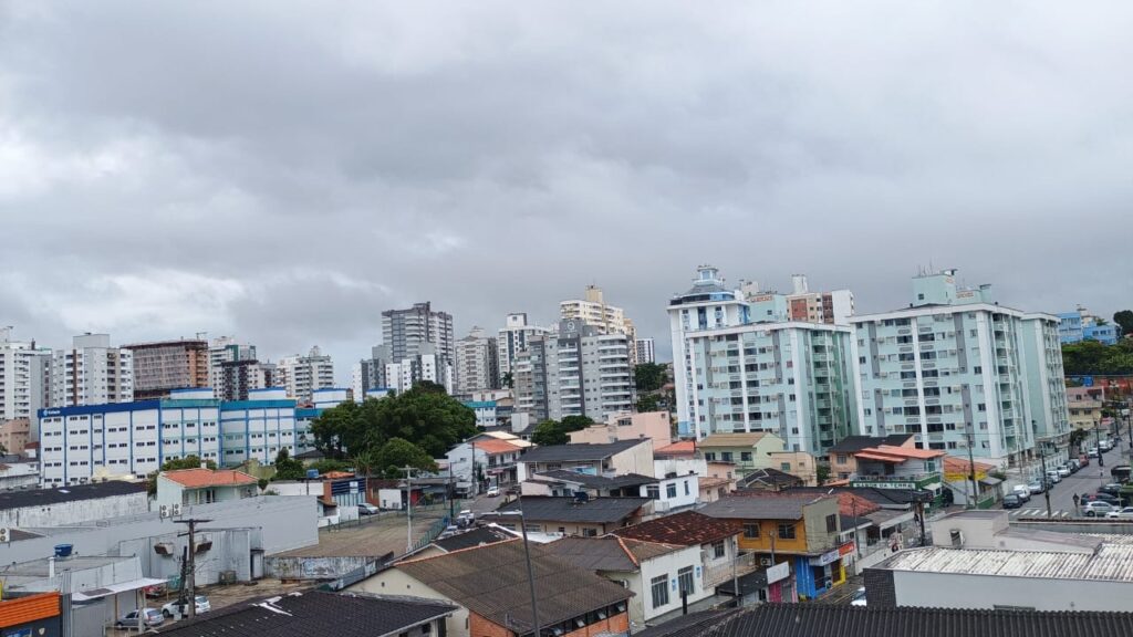 Frente fria mantém tempo instável e risco de alagamentos em Santa Catarina