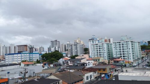 Frente fria mantém tempo instável e risco de alagamentos em Santa Catarina