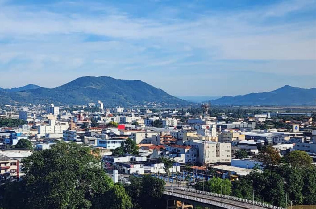 Frente fria traz temporais e risco de ressaca no litoral catarinense nesta quarta-feira