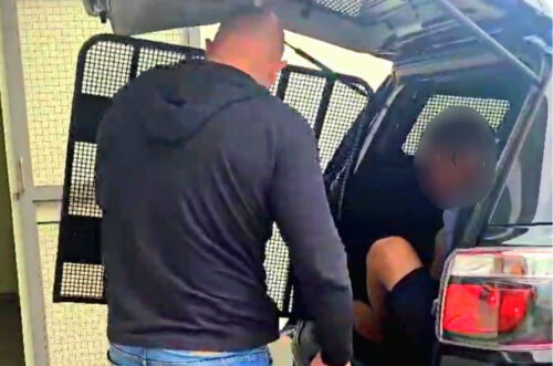 Homem condenado por roubo e porte ilegal de arma é preso após dois anos foragido em Criciúma