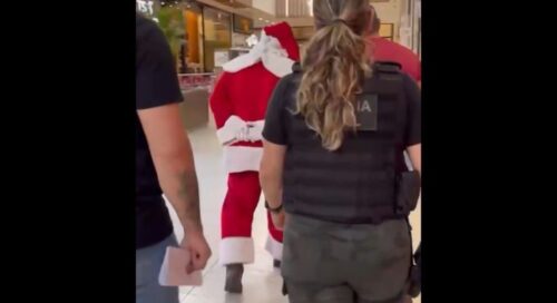 Homem de 67 anos é preso por estupro de vulnerável enquanto atuava como Papai Noel em  Lages