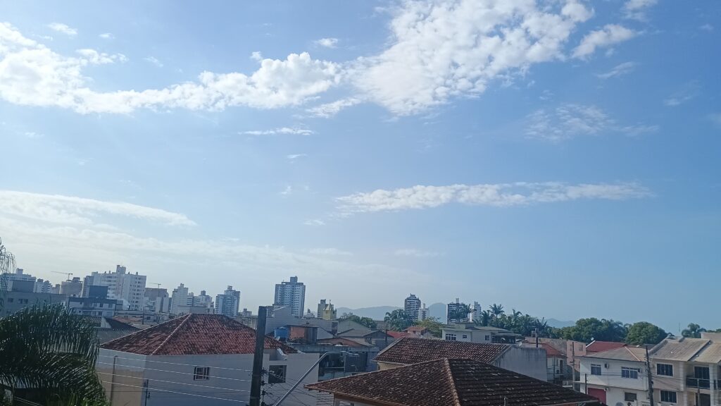 Quinta-feira terá predomínio de sol e vento forte no Litoral Sul de SC