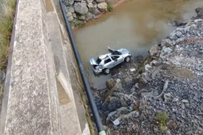 Idoso morre e duas mulheres ficam feridas após carro cair de ponte na SC-350, em Ituporanga
