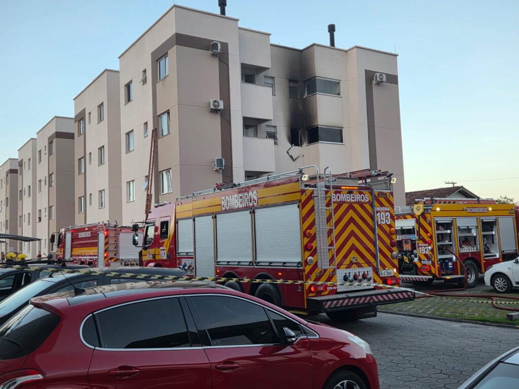 Incêndio atinge apartamento no bairro Aririu, em Palhoça, e mobiliza Bombeiros