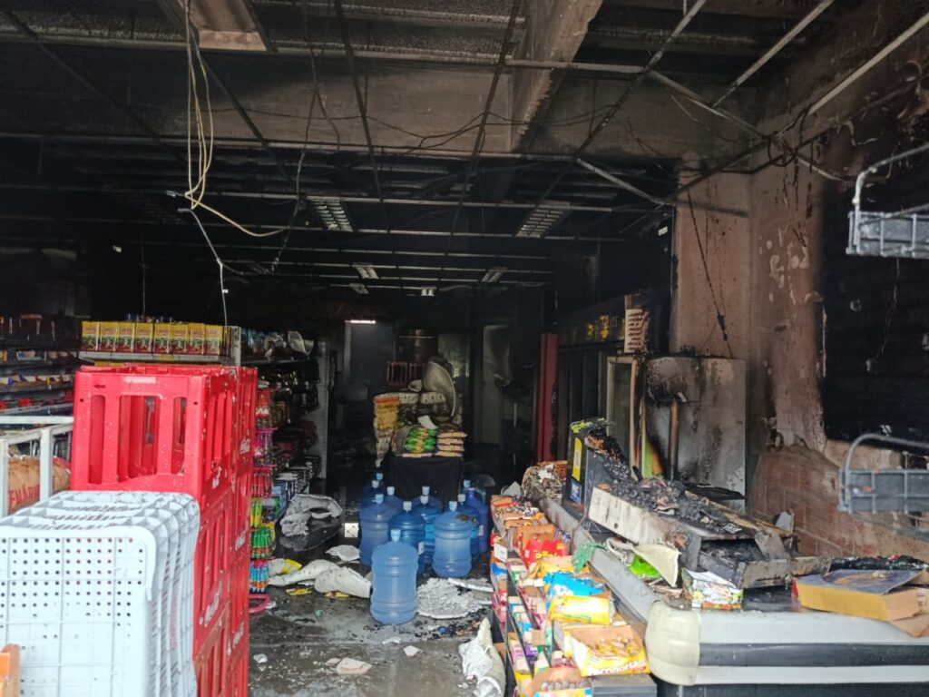 Incêndio atinge mercado no bairro Rio Pequeno, em Camboriú