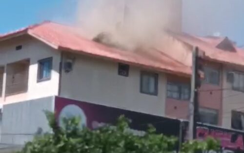 VÍDEO: incêndio atinge telhado de apartamento em São José; ninguém ficou ferido