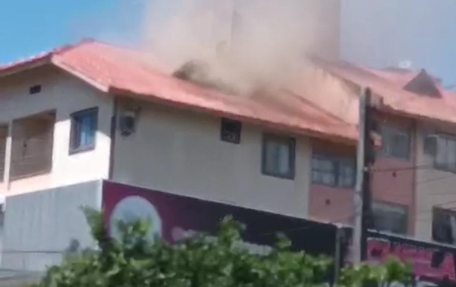 VÍDEO: incêndio atinge telhado de apartamento em São José; ninguém ficou ferido