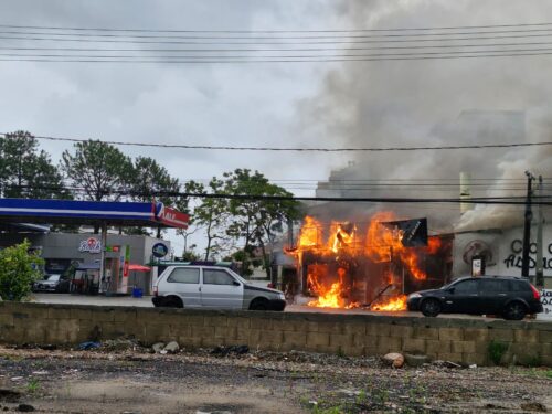 Incêndio destrói estabelecimento em posto de combustíveis em Florianópolis