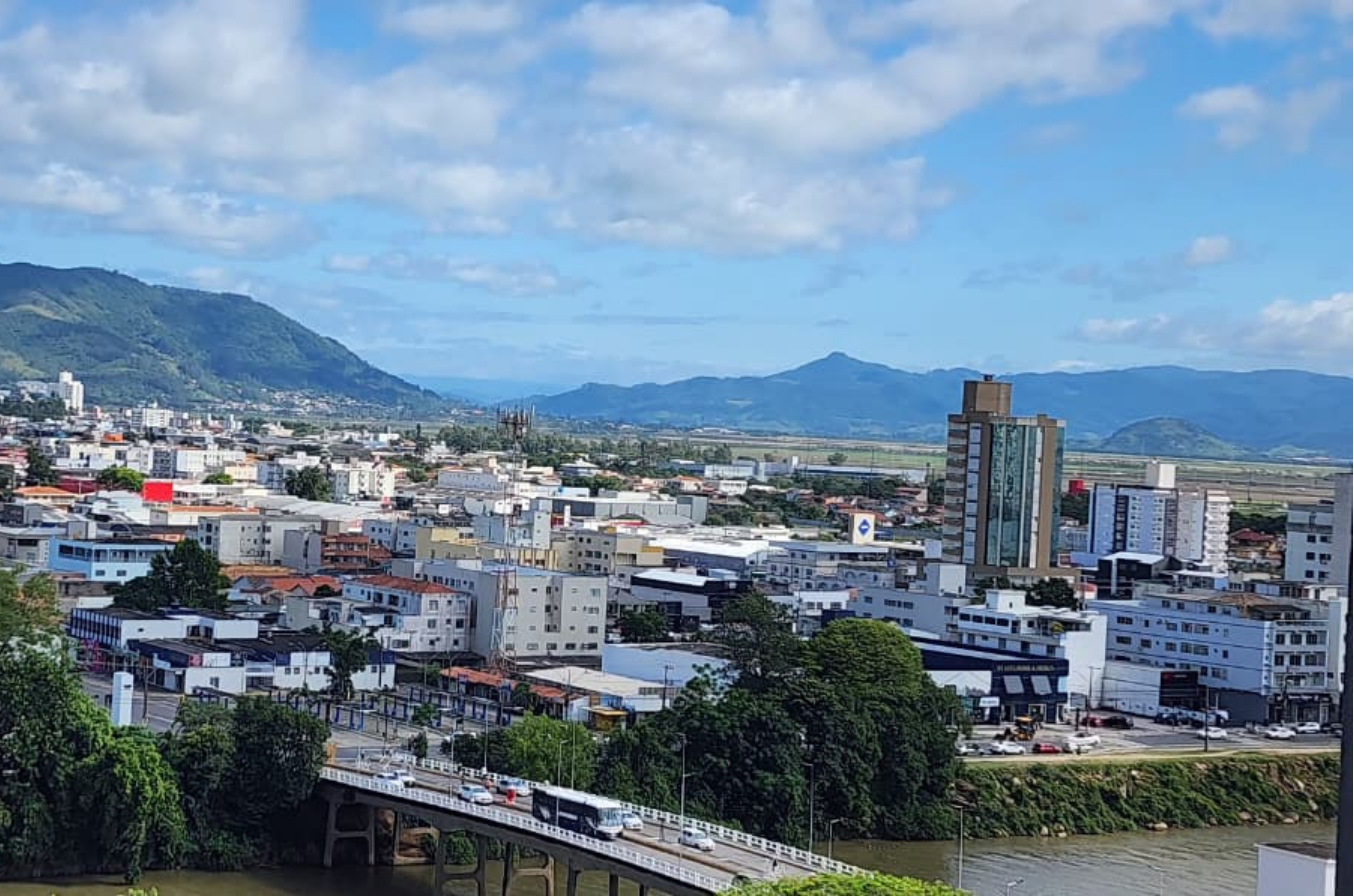 Instabilidade marca a quinta-feira em Santa Catarina, com sol no Oeste