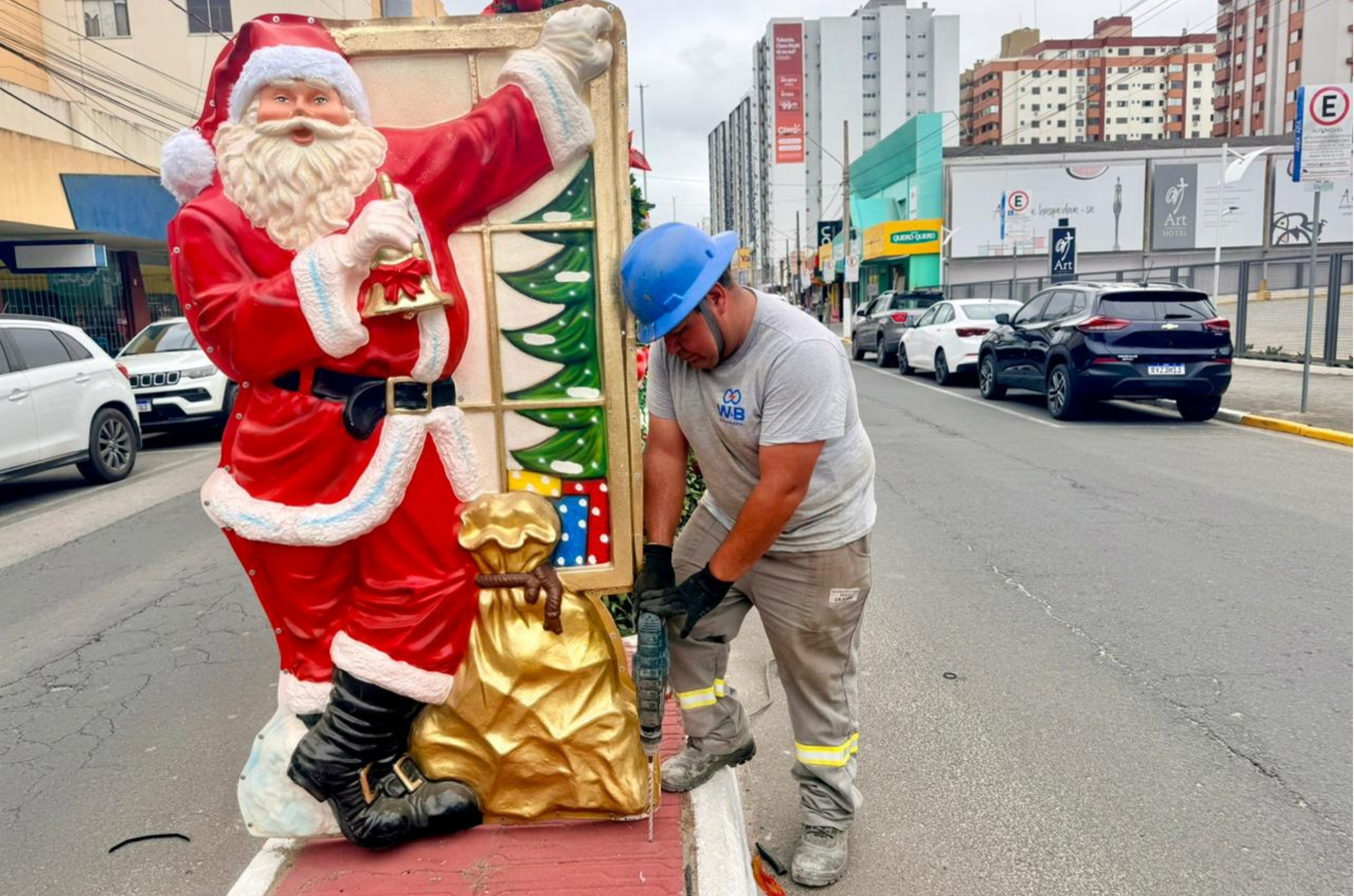 Instalação da decoração de Natal começa em Tubarão e programação inicia dia 30