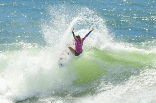 Laura Raupp avança às quartas de final e mantém liderança do Dream Tour em Floripa