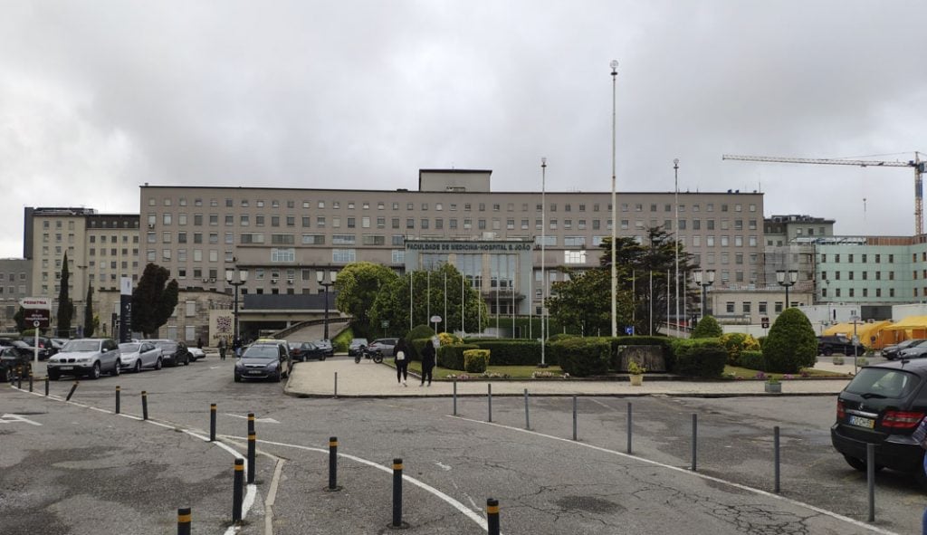 Menino brasileiro tem dedos amputados em escola de Portugal e família aponta possível agressão