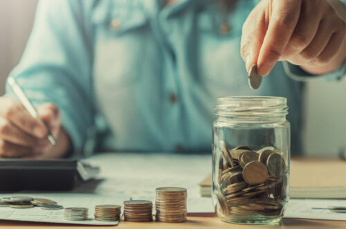 Metade dos brasileiros vive sem reserva para emergências — e o motivo surpreende