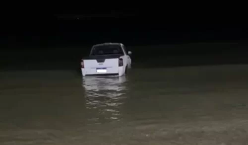 Motorista é detido após invadir faixa de areia com carro em Florianópolis