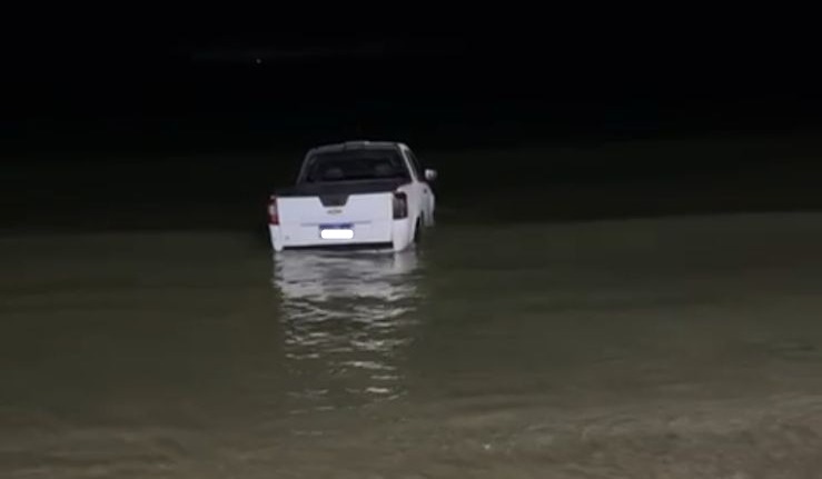 Motorista é detido após invadir faixa de areia com carro em Florianópolis