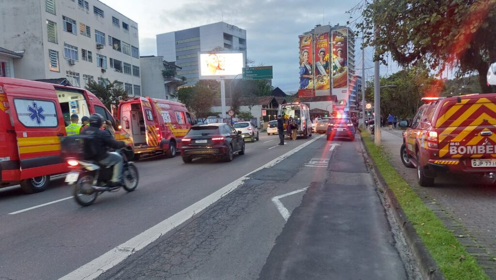 Motorista perde o controle, sobe em calçada e atropela três pedestres em Blumenau