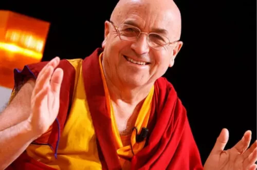 O homem mais feliz do mundo diz que se livrar dessas 3 coisas faz qualquer um ser feliz