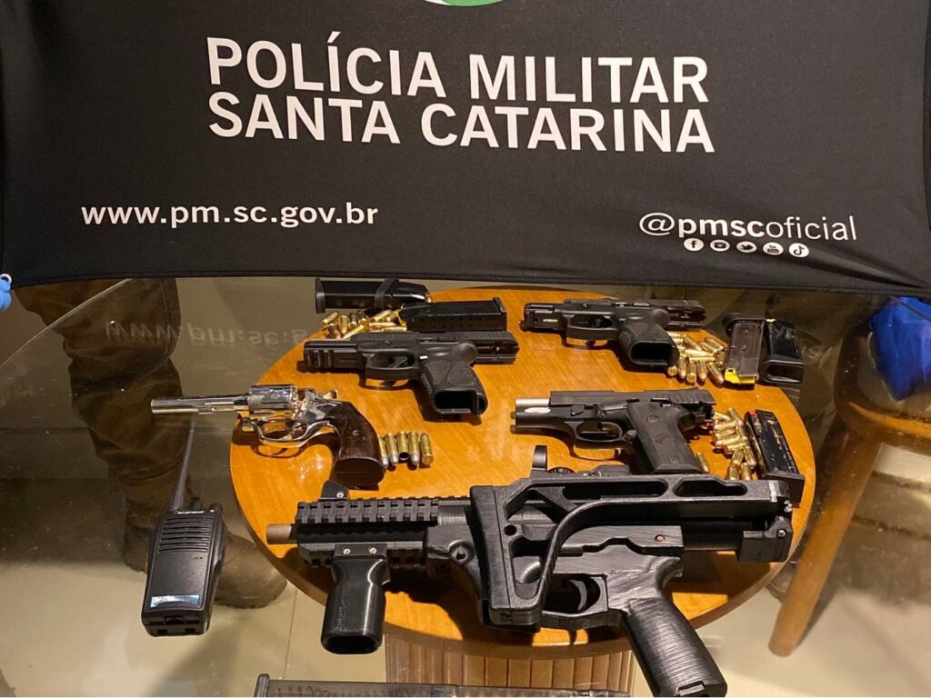 Operação policial em Florianópolis termina com quatro mortos e cinco armas apreendidas