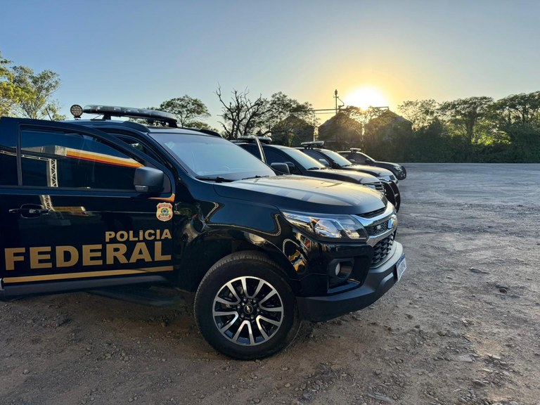 PF faz buscas em Balneário Camboriú durante operação que investiga desvios na saúde