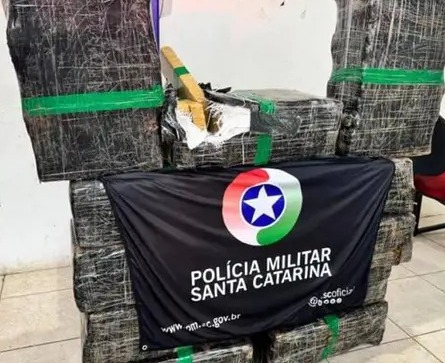 PMRv apreende 296 kg de maconha e prende motorista na SC-435, em Águas Mornas