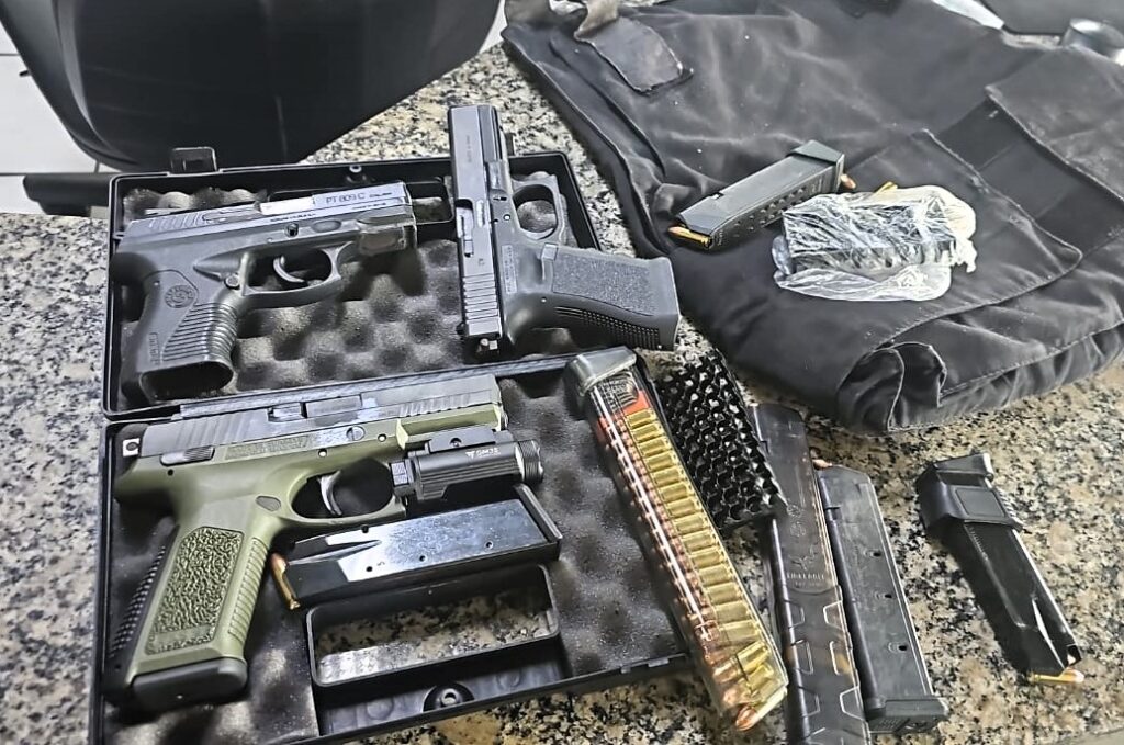 PRF prende homem com armas e munições de uso restrito na BR-101 em Joinville