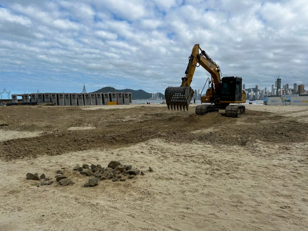 Peneiramento da areia avança na Praia Central de Balneário Camboriú