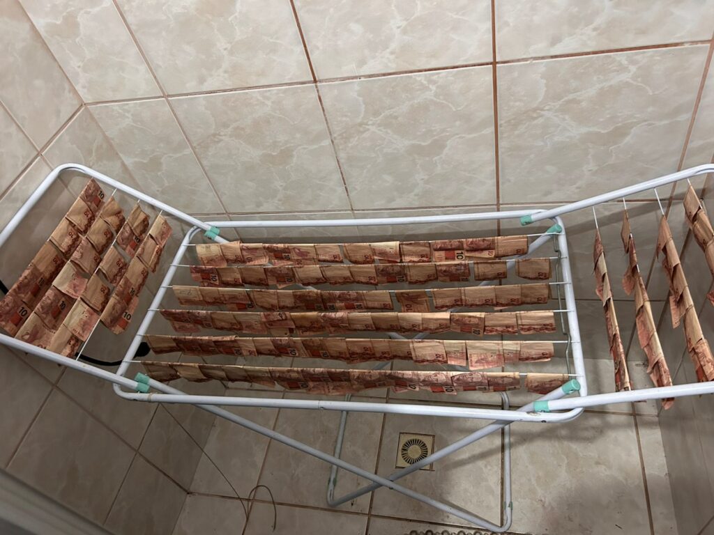 Polícia Civil encontra dinheiro em varal durante operação