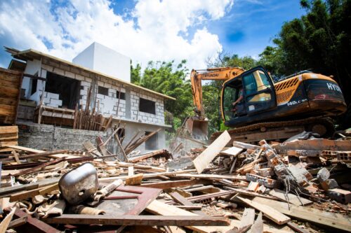Prefeitura de Florianópolis demole 13 construções irregulares no Ribeirão da Ilha