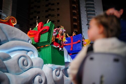 Primeiro Desfile de Natal reúne mais de 30 mil pessoas em Balneário Camboriú